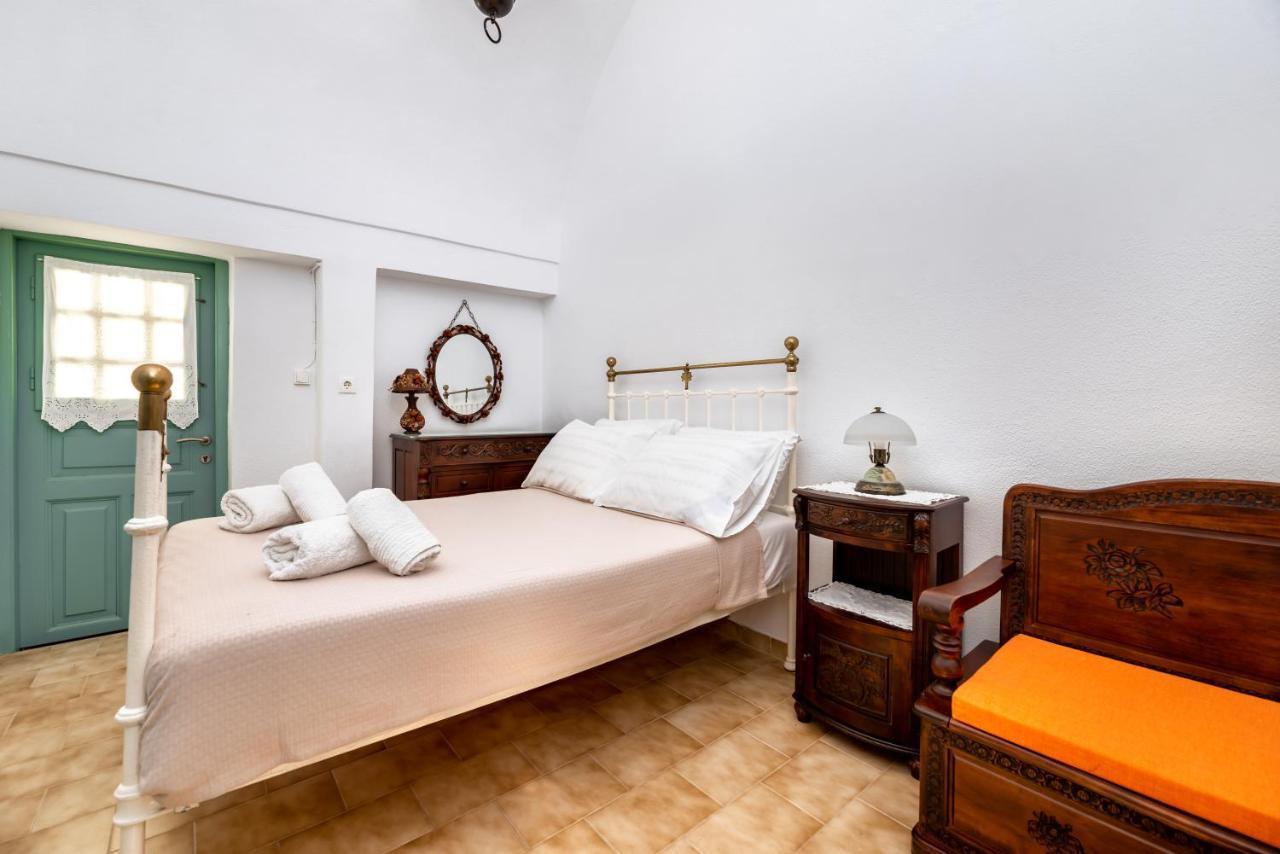 Authentic Santorinian Home Experience Fira  Exterior foto